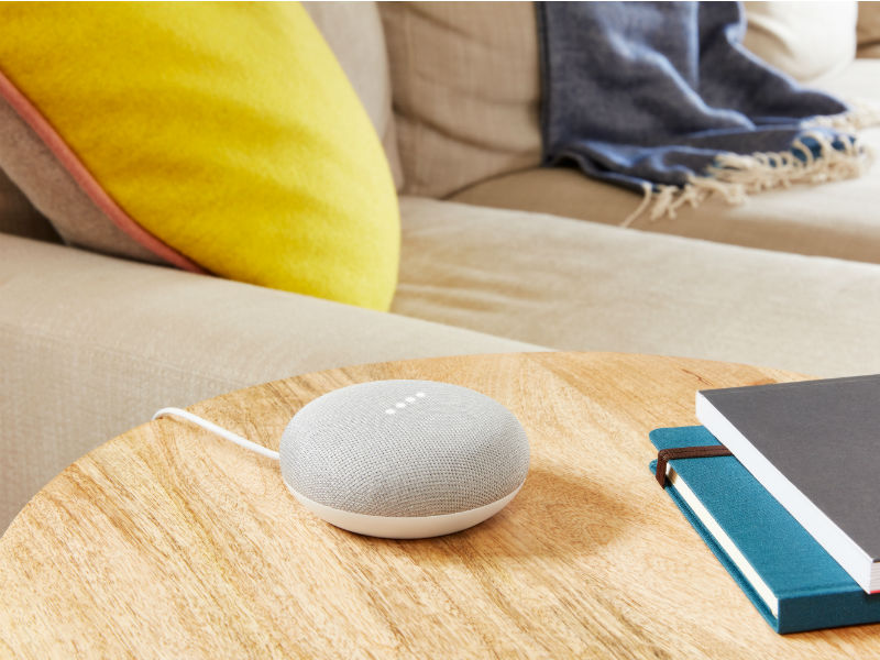 Google Home Mini en zijn opvolger Google Nest Mini: Onopvallend slim dankzij de spraakbediening van Google Assistant.