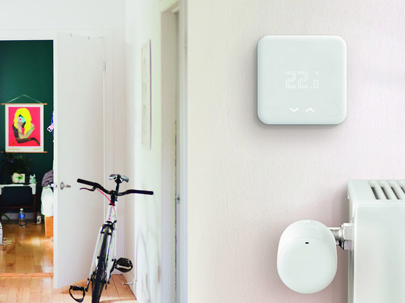 tado° kamerthermostaat en radiatorknop in gang