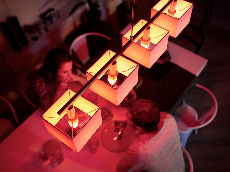 Philips Hue Hanglampen boven tafel