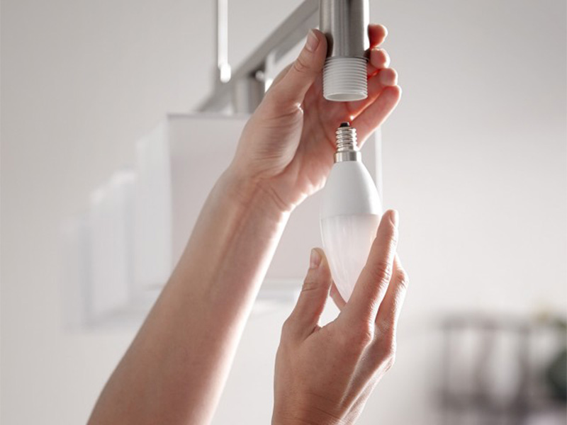 Philips Hue White E14 lamp is eenvoudig in de fitting te draaien.