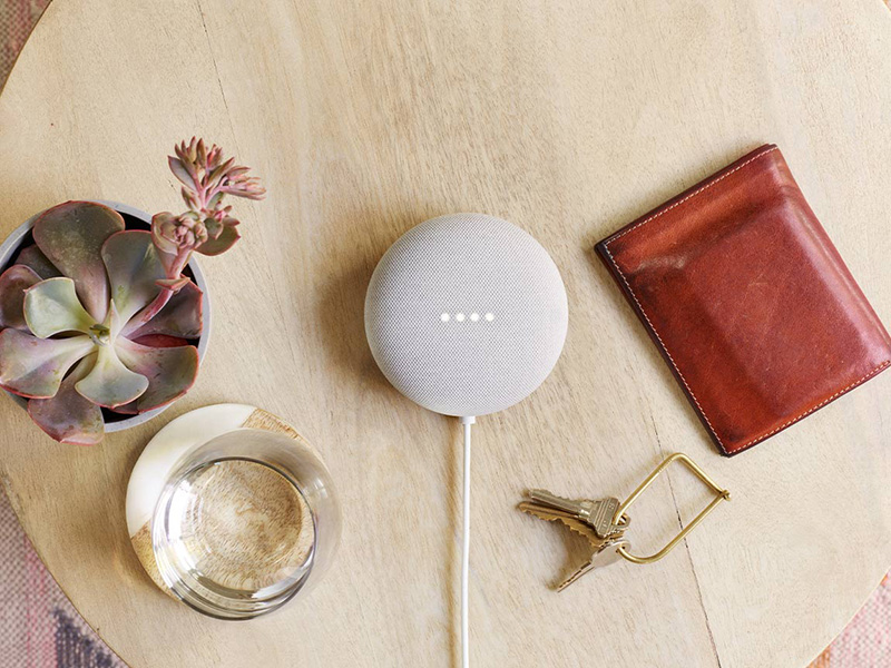 Google Nest Mini is klein van formaat.