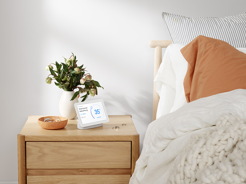 Google Nest Hub (2e generatie) op nachtkastje naast bed