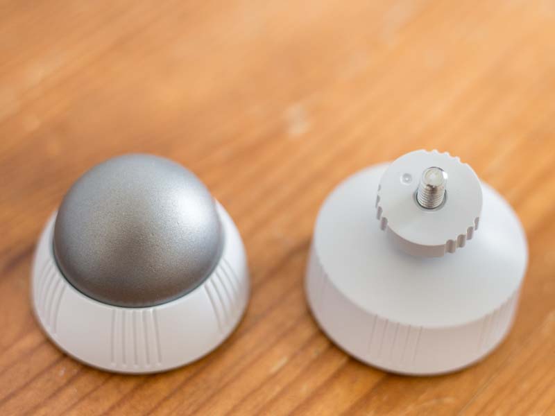 De slimme camera's kunnen worden gemonteerd met behulp van een schroefvoet of een magneetvoet, beide varianten zijn bij de levering inbegrepen.