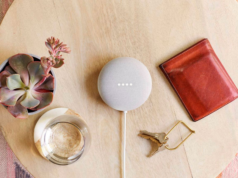 Google Nest Mini op tafel sleutels portomonnee