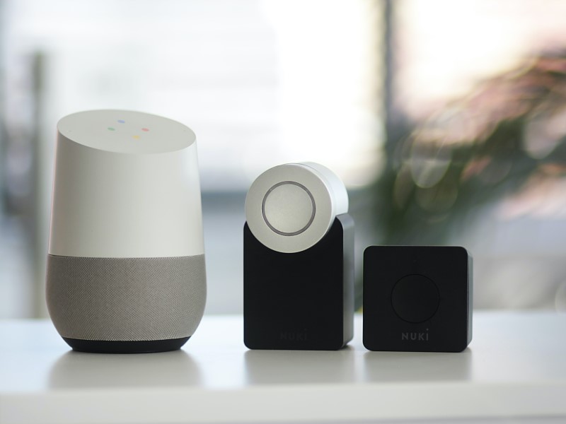 Foto van smart artikelen van Google en de Nuki smart lock voor een veilige smart office.