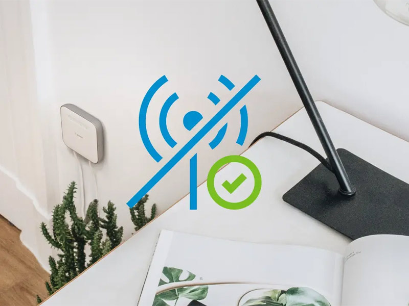 Bosch Smart Home Controller II zonder internetverbinding werkend foto van Bosch Smart Home Controller ii met een illustratie van een netwerkstoring en een vinkje