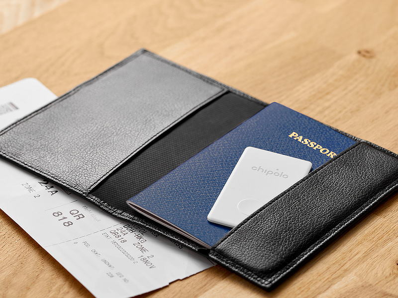 een Chipolo CARD in een paspoorthouder verstopt