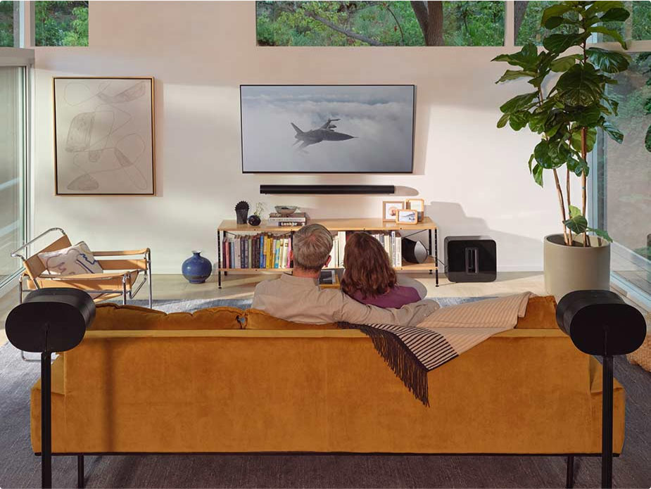 personen in een woonruimte die van een film genieten door het geluid van de Sonos Surround Set