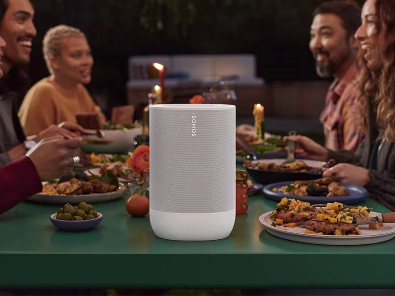 Witte Sonos move 2 op een eettafel