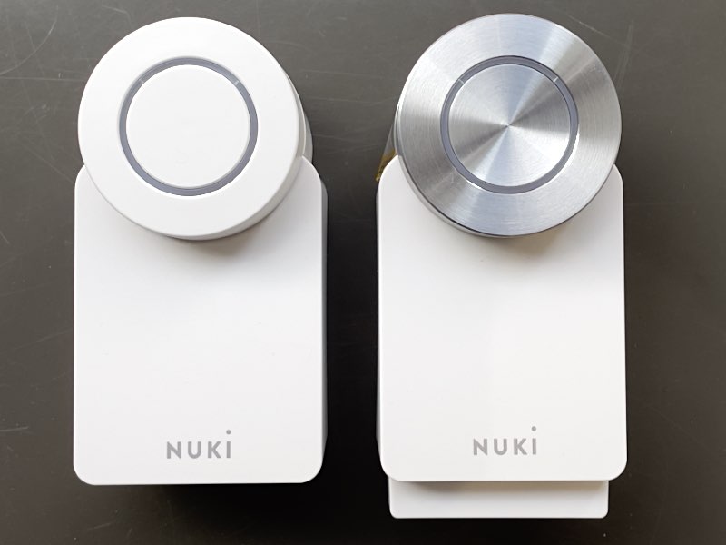 Nuki Smart Lock 3.0 en 3.0 pro in het wit naast elkaar