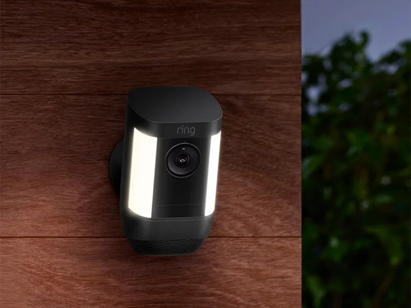Ring Spotlight Cam Pro in het zwart op een buitenmuur