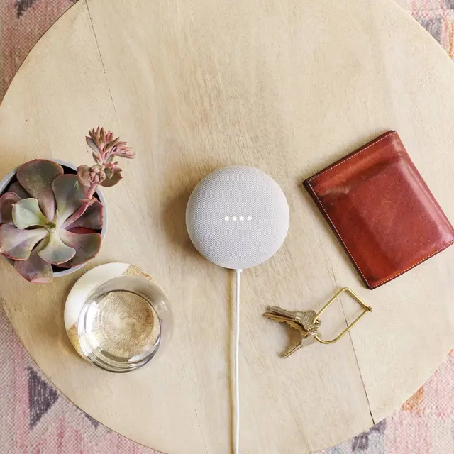 Google Nest mini op tafel