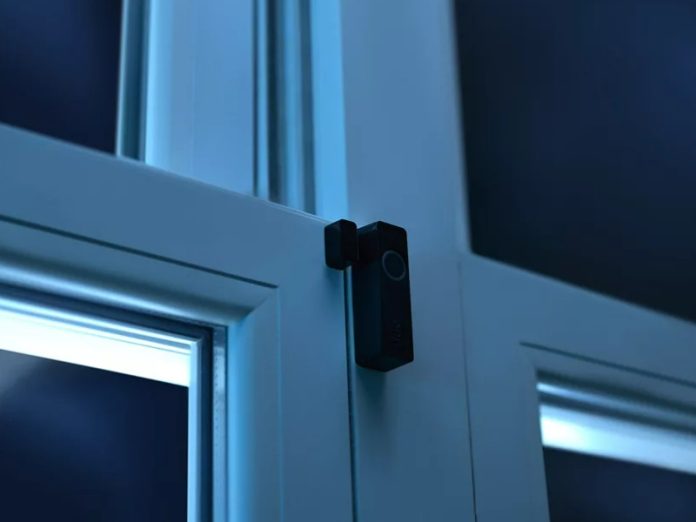 5_slimme__hacks__voor_je_deur__raamsensor-8 Zwarte slimme deur-/raamsensor gemonteerd op een wit kozijn, als illustratie voor 5 Slimme 'Hacks' voor je Deur-/Raamsensor.