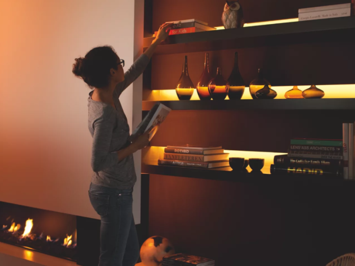 Vrouw in woonkamer bij hue lichten