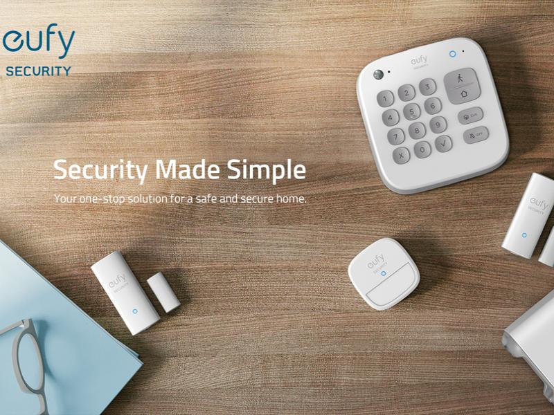 Overzicht van eufy Security smart home beveiligingsapparaten, inclusief een keypad, sensoren en een hub, op een houten tafel met de tekst 'Security Made Simple'. Belangrijk voor een Ring vs eufy vergelijking.