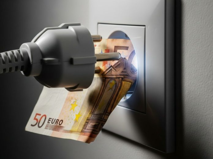 Twee witte Bosch slimme stekkers in een stopcontact, ideaal voor het verminderen van sluipverbruik.