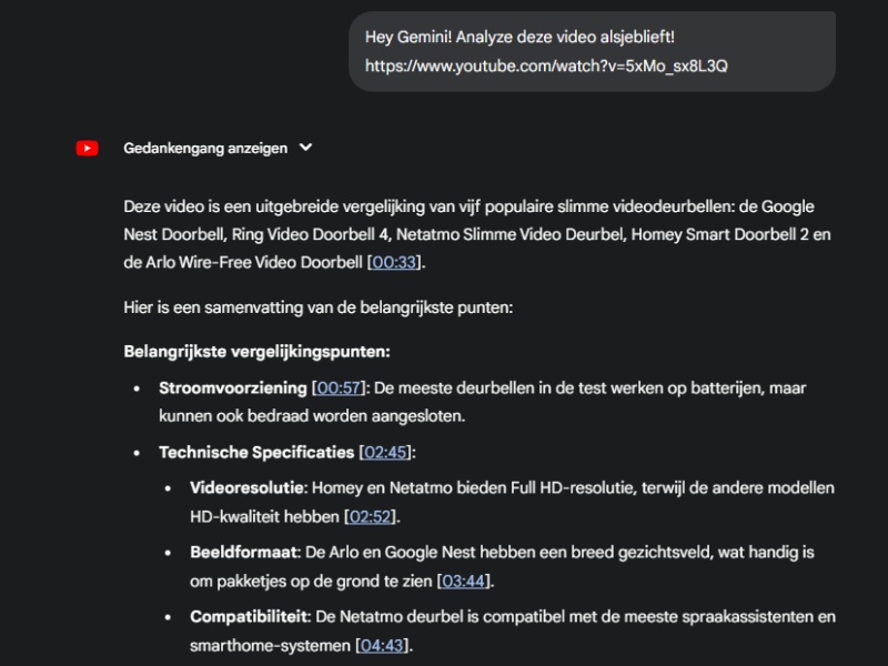 Donkergrijze gebruikersinterface van Google Gemini met witte tekst die een samenvatting van een YouTube-video over slimme videodeurbellen toont. Gemini vergelijkt de Google Nest, Ring, Netatmo, Homey en Arlo deurbellen op vlakken als stroomvoorziening, videokwaliteit en gegevensbeveiliging, met onderaan een invoerveld.