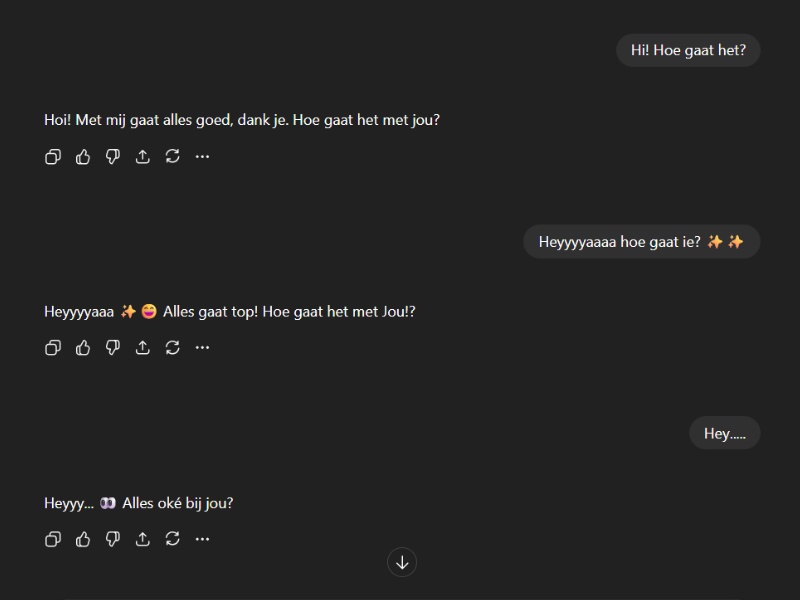 Donkere chatinterface toont een Nederlands gesprek. Gebruikersberichten, zoals "Hi! Hoe gaat het?" en "Heyyyyyyaaa hoe gaat ie? ✨✨", staan in lichtgrijze bubbels aan de rechterkant. Antwoorden van AI-modellen, zoals "Hoi! Met mij gaat alles goed, dank je. Hoe gaat het met jou?" en "Heyyyyyyaaa ✨🤩 Alles gaat top! Hoe gaat het met Jou!?", staan in witte tekst aan de linkerkant met daaronder interactie-icoontjes. Dit illustreert verschillende interactiestijlen in een vergelijking tussen ChatGPT, Claude en Gemini, met onderaan een "Ask anything" invoerveld.