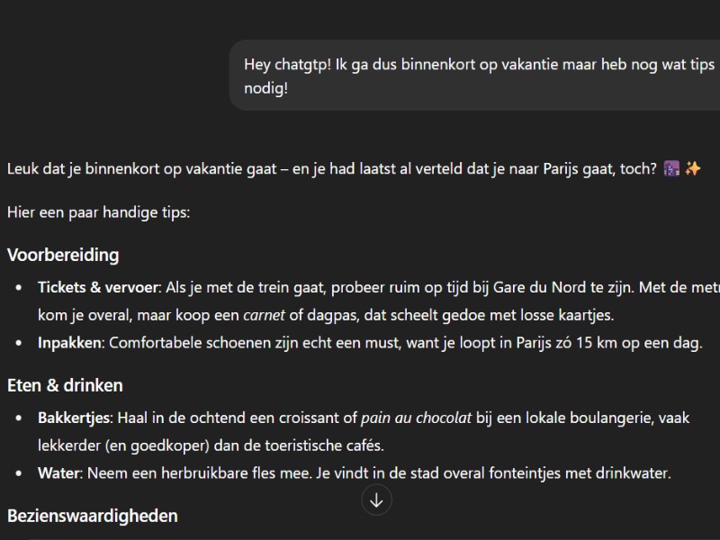 Donkergrijze screenshot van een chatbotgesprek met witte tekst, een voorbeeld van ChatGPT's mogelijkheden in de context van 'ChatGPT vs. Claude vs. Gemini'. De gebruiker vraagt om vakantietips; de AI geeft uitgebreide reistips voor Parijs, georganiseerd in 'Voorbereiding' en 'Eten & drinken', met kleine paarse en oranje emoji's.