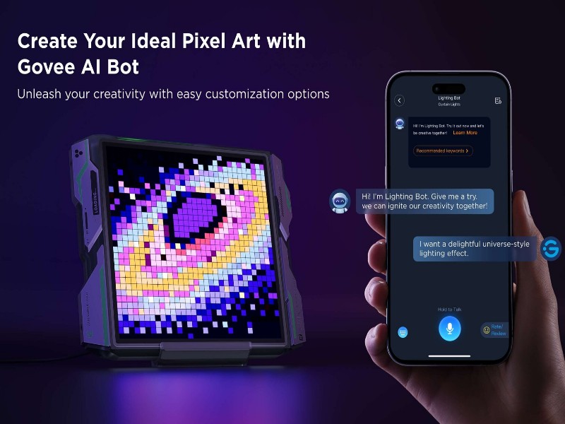 Een Govee scherm toont abstracte pixelkunst in helder paars, roze, geel en blauw. Rechts houdt een hand een smartphone vast met een chatgesprek. De Govee AI Lighting Bot moedigt creativiteit aan, waarna de gebruiker een 'universum-stijl lichteffect' aanvraagt.
