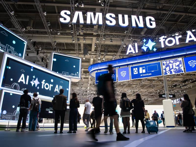 Samsung stand op IFA 2025 met 'AI for All' thema, grote schermen en bezoekers.