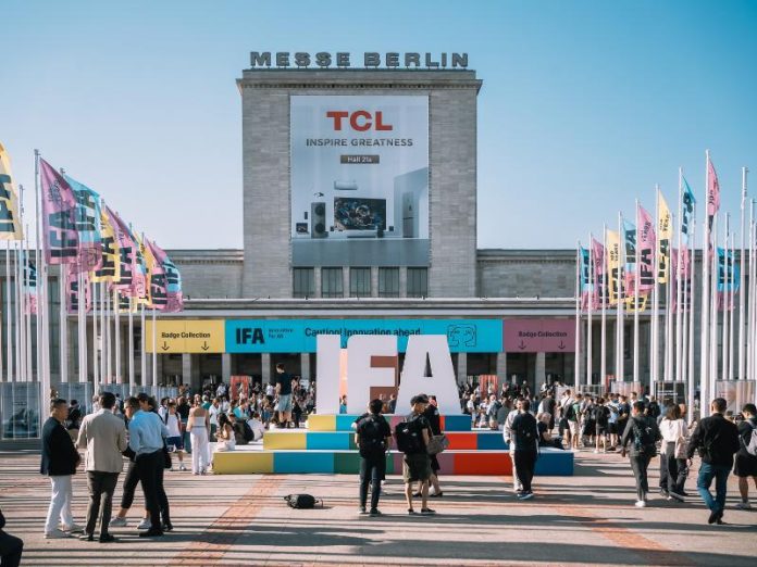 Ingang van Messe Berlin tijdens de IFA-beurs met grote IFA-letters, vlaggen en een TCL-banner, typerend voor IFA 2025.