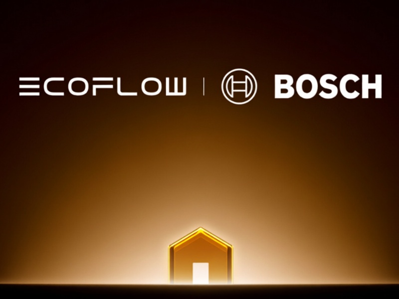 Witte ECOFLOW en BOSCH logo's, met Bosch-embleem, op een donkerbruine achtergrond die onderin fel oranje gloeit rond een glimmend goudkleurig huisicoon.