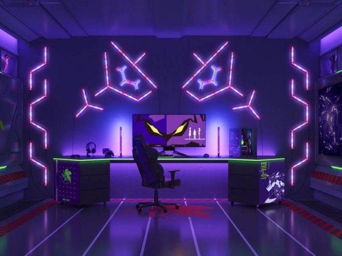 Futuristische, paars verlichte Smart Gaming Room in *Neon Genesis Evangelion*-thema. Neon groene lichtlijnen en 'EVA 1'-logo's accentueren de metalen muren. Een centraal gaming bureau heeft een monitor met een paars-geel gezicht, omringd door roze neonbuizen die geometrische patronen vormen. Rechts hangen posters met 'NERV' en circuitpatronen. Een donkere gamestoel staat op een paarse vloer met een rood NERV-logo en witte lichtstrepen.