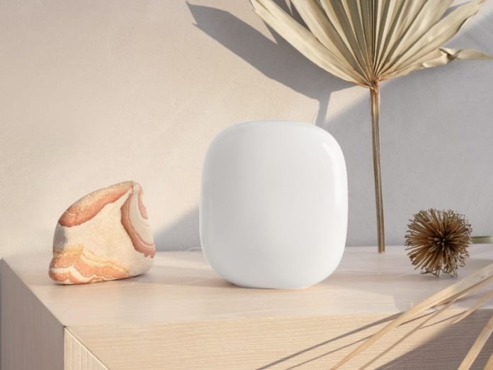 Wit, ovaal smarthome apparaat op een lichte houten ondergrond met natuurlijke decoratie, representatief voor een toekomstbestendig smarthome.