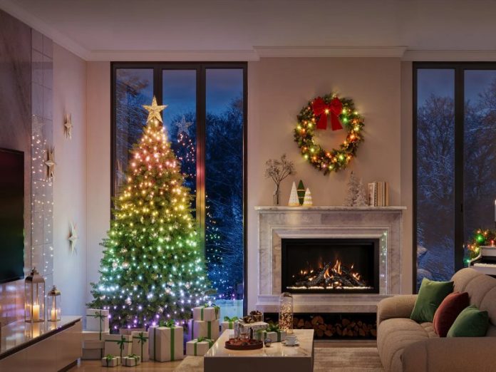 Sfeervolle kerstwoonkamer met een kleurrijke kerstboom (rood, geel, groen, paars), een brandende haard, en een feestelijke kerstkrans met rode strik aan de muur, met een donkerblauw besneeuwd winterlandschap buiten.