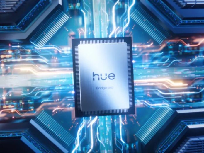 Zilveren ‘hue Bridge pro’ microchip boven een donkerblauw, futuristisch circuit met felblauwe en oranje datastromen, Philips Hue compatibel.