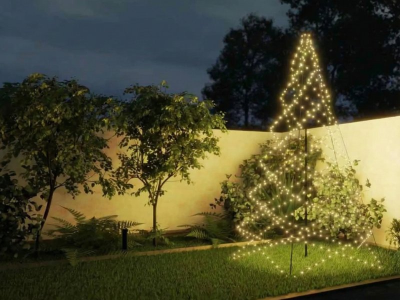 Sfeervolle avondfoto van een tuin met warmwitte, kegelvormige Slimme kerstverlichting op donkergroen gras voor een crèmekleurige muur.