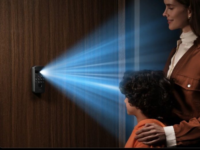 De zwarte SwitchBot Lock Ultra op een bruine houten deur scant met blauw licht een volwassene en kind; herkenningsafstand 60–90 cm, hoogtebereik 120–200 cm.