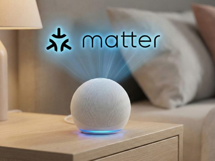 Witte slimme luidspreker op een beige nachtkastje met een blauw gloeiend Matter-logo erboven, symboliserend Alexa Matter integratie in een slaapkamerinterieur.
