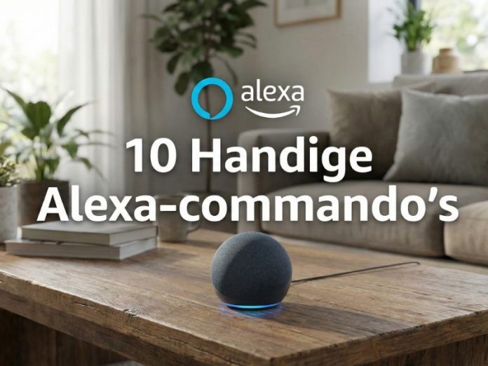 Donkergrijze Alexa Echo Dot (bolvormig) met een blauwe lichtring op een rustieke houten salontafel; op de achtergrond een lichte woonkamer met beige bank en groene kamerplanten. Witte tekst op de foto: 