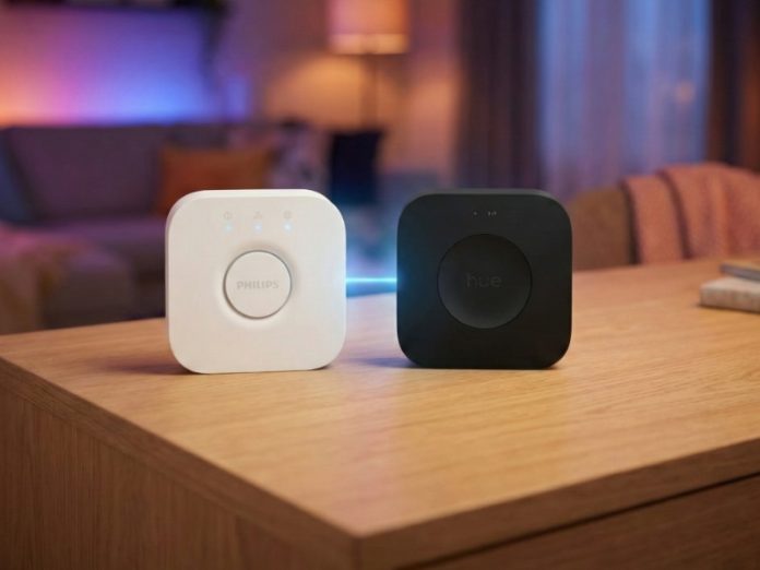 Twee Philips Hue Bridges (wit en zwart) op een lichtbruine tafel, tegen een achtergrond van paarse en oranje slimme verlichting, relevant voor Philips Hue Bridge Pro installeren.