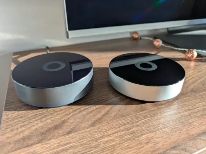 Homey camera integratie CES 2026 - De nieuwe en oude hub naast elkaar op een tafel