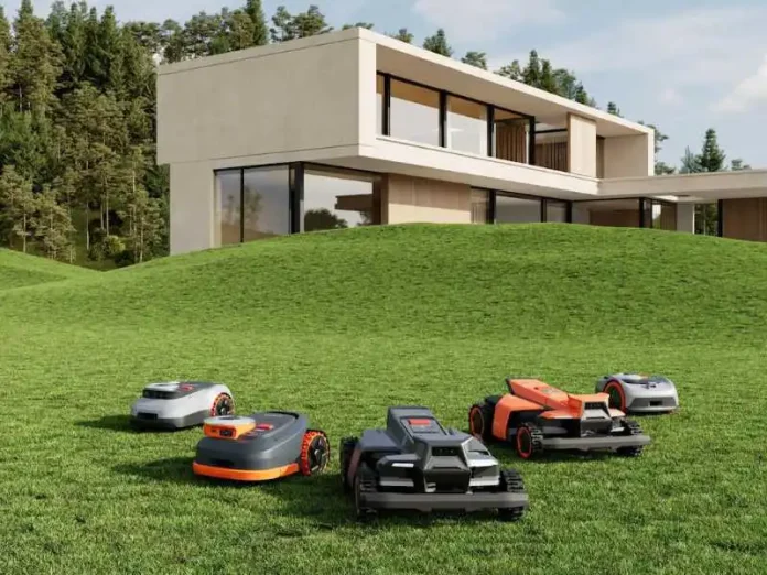 Meerdere robotmaaiers op een gazon, foto van de Segway Navimow CES 2026 presentatie