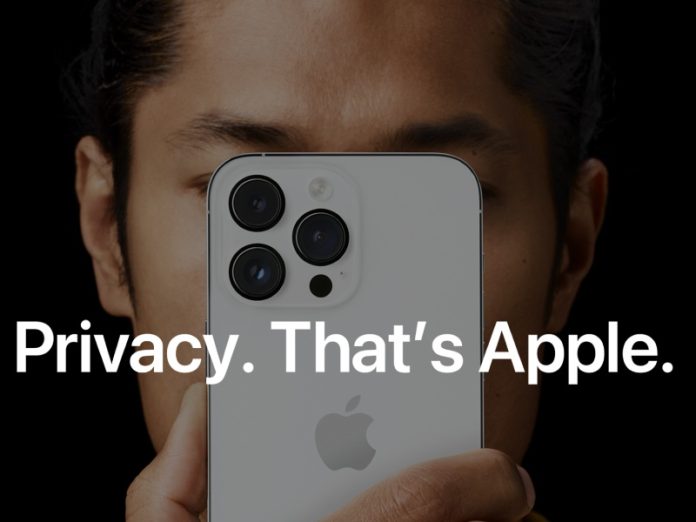 De rug van een witte iPhone met drievoudige camera verbergt het gezicht van een persoon, met de witte tekst in beeld: