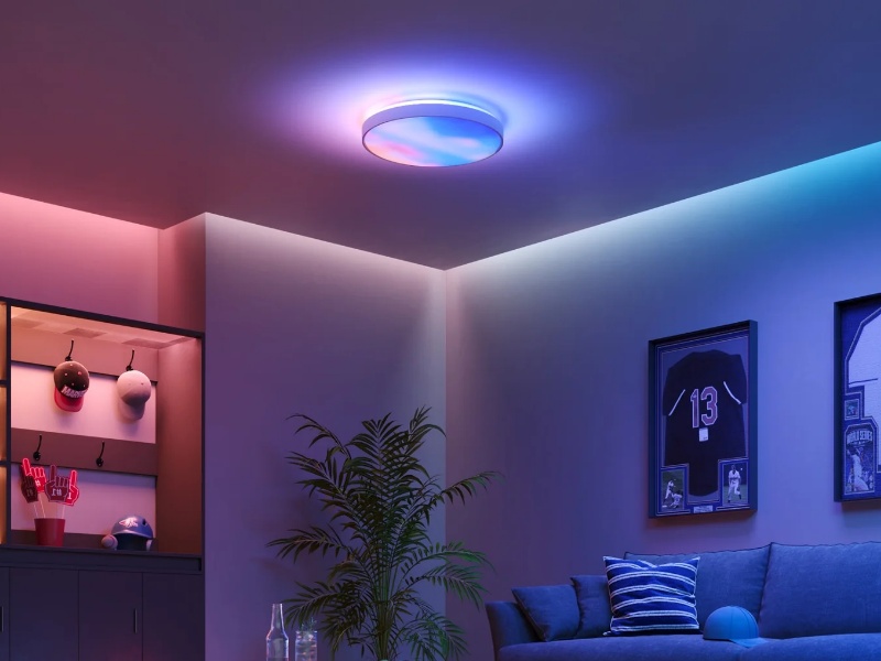 Stijlvolle woonkamer met Govee slimme plafond- en stripverlichting in levendig magenta en cyaanblauw, perfect voor een demonstratie op Govee CES 2026.