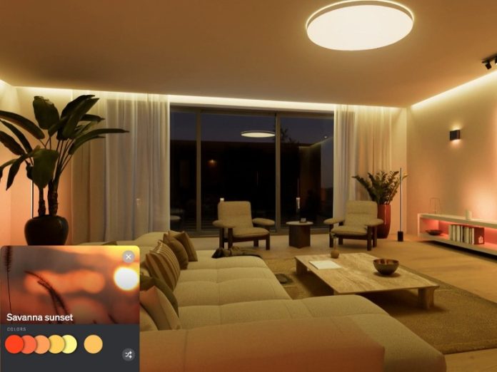 Een moderne woonkamer verlicht in warme oranje en gouden zonsondergangkleuren door Philips Hue SpatialAware. Linksonder toont een overlay het 