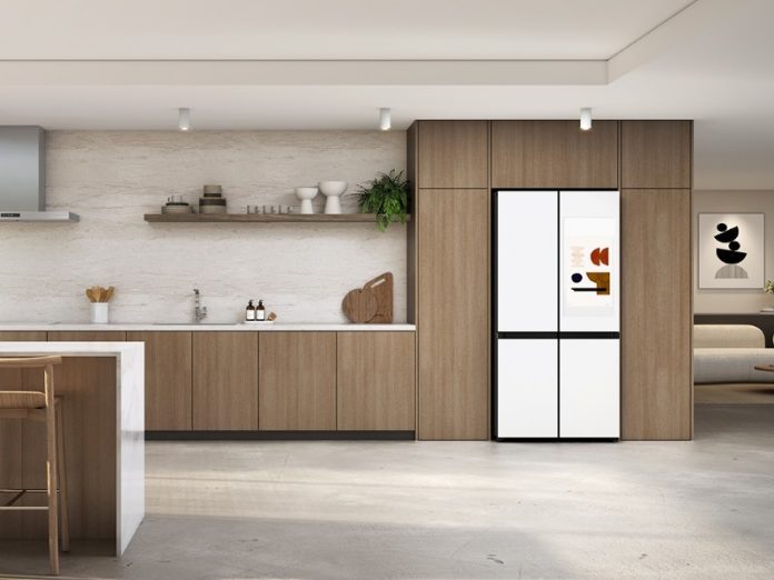 Moderne, lichte keuken met houten kasten en witte Samsung Bespoke AI 2026-koelkast met groot interactief kleurenscherm.