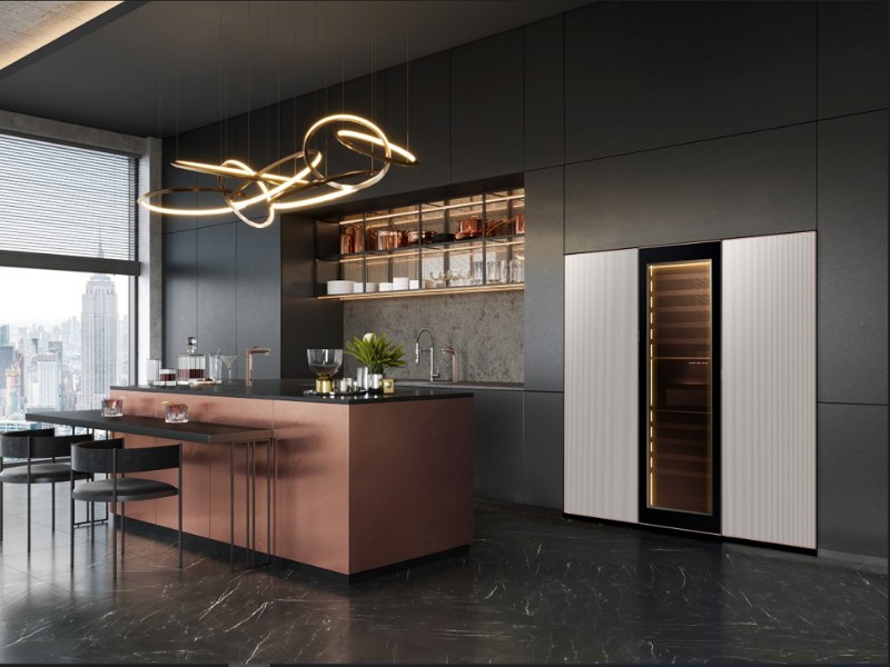 Luxe donkere keuken met koperkleurig eiland en een geïntegreerde Samsung Bespoke AI 2026 koelkast. De koelkast heeft lichtbeige geribbelde panelen en een verlicht wijnkoelervak.
