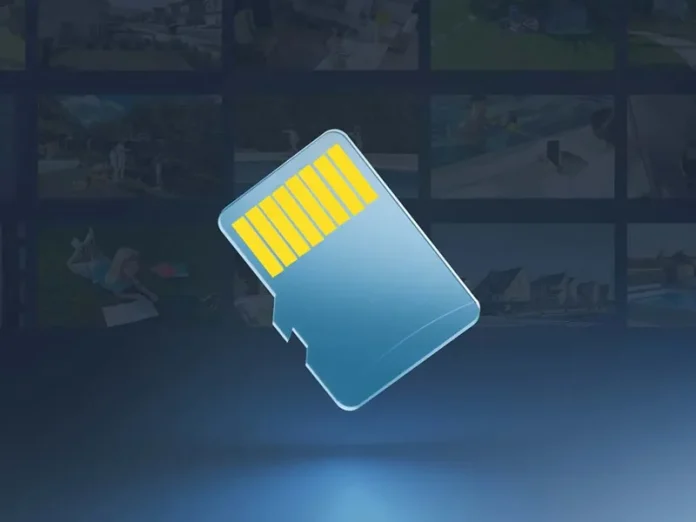 Illustratie van een glanzende blauwe SD-kaart met gele contacten, die lokale opslag voor een Beveiligingscamera zonder abonnement symboliseert, tegen een donkere achtergrond van videobeelden.