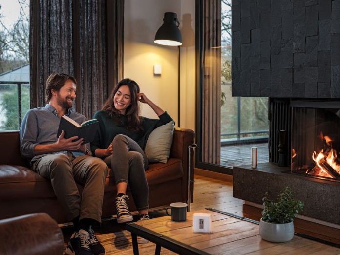 Gezonder wonen met Netatmo, man en vrouw zitten samen op de bank.