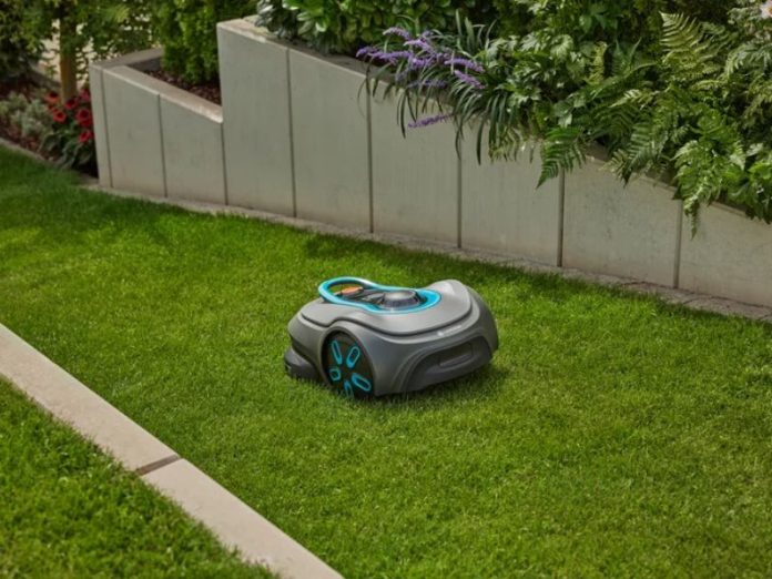 Een gardena maairobot rijd over het gazon
