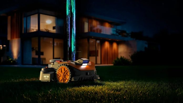 Een oranje en grijze robotmaaier op een nachtelijk gazon voor een moderne woning, waarbij de beste draadloze robotmaaier met AI en GPS vergeleken (2026) wordt gevisualiseerd met een oplichtende digitale datastraal.
