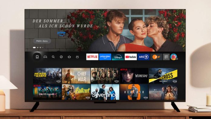 Een zwarte smart-tv op een houten meubel toont een interface met streamingdiensten zoals Netflix en Prime Video. De bovenste banner promoot de serie 