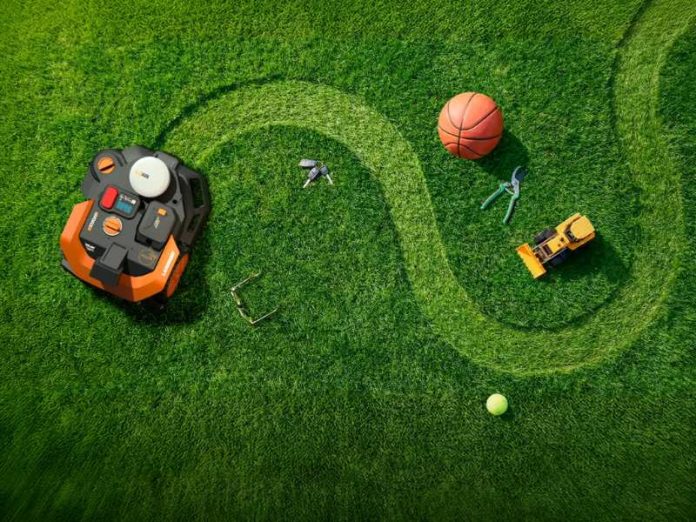 Worx ai vision grasmaaier die langs allemaal objecten gras maait