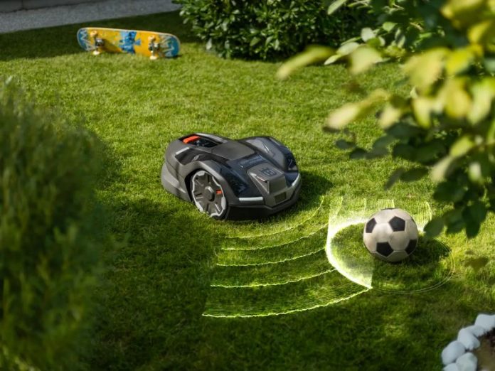 Husqavarna automower met ai detectie die een voetbal ziet
